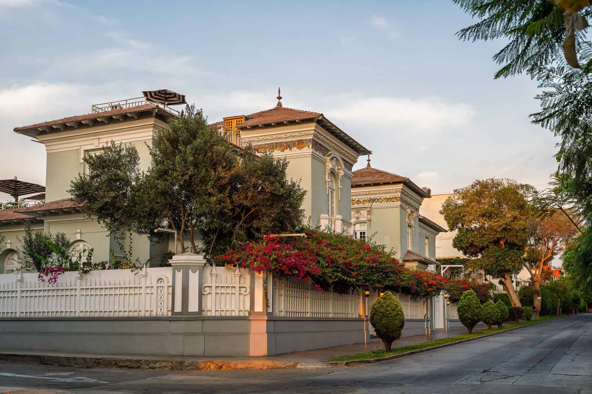 Casa de estilo republicana en Lima, Perú, y con flores rosas en el portón de la entrada